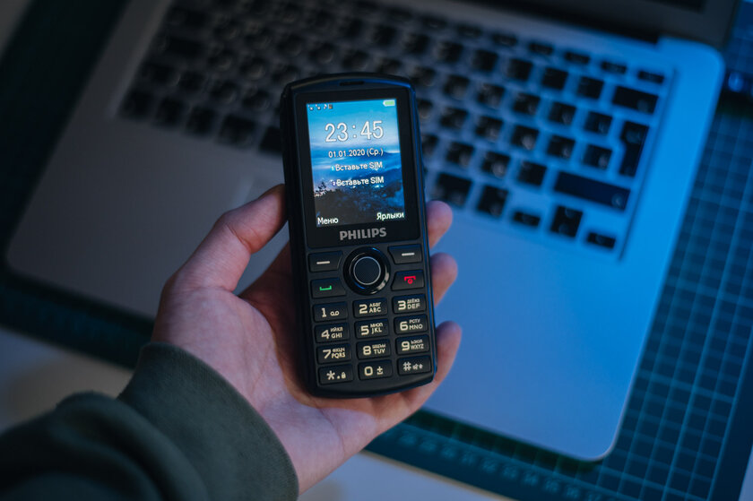 Обзор Philips Xenium E218: укрепленный телефон с фонариком