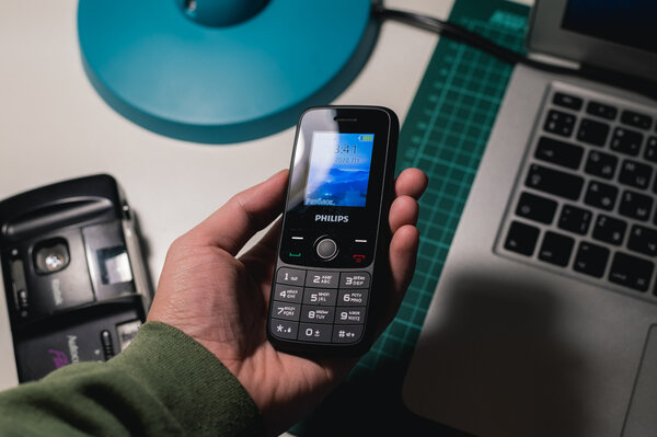 Обзор Philips Xenium E117: компактный, удобный и с «автономным» FM-радио