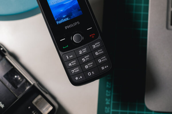 Обзор Philips Xenium E117: компактный, удобный и с «автономным» FM-радио