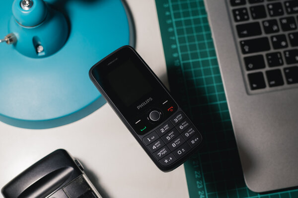 Обзор Philips Xenium E117: компактный, удобный и с «автономным» FM-радио
