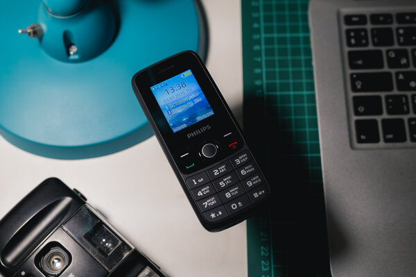 Обзор Philips Xenium E117: компактный, удобный и с «автономным» FM-радио