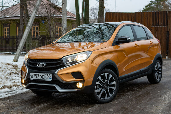 Х-дизайн и спорные решения. Тестируем Lada XRAY Cross '20, прикидывающуюся кроссовером