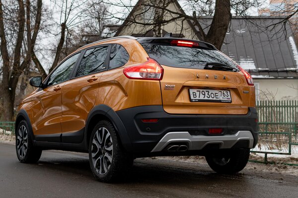 Х-дизайн и спорные решения. Тестируем Lada XRAY Cross '20, прикидывающуюся кроссовером