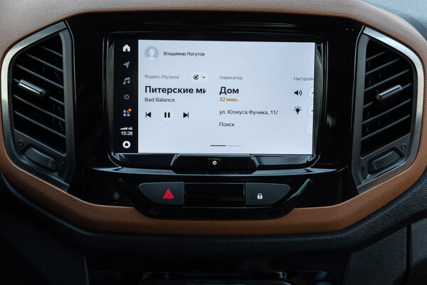 Х-дизайн и спорные решения. Тестируем Lada XRAY Cross '20, прикидывающуюся кроссовером