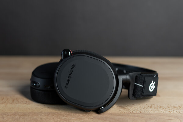 Обзор SteelSeries Arctis 9 Wireless: знакомый формат без проводов