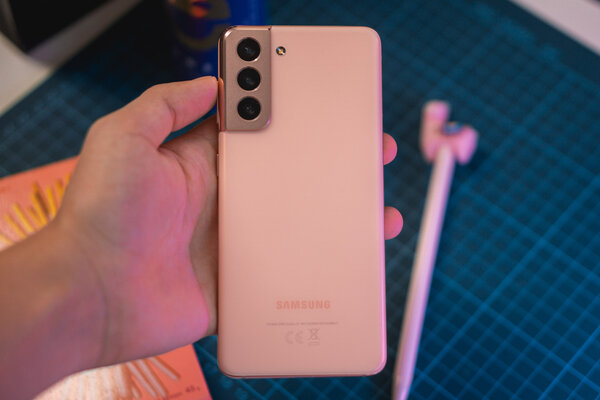 Обзор Samsung Galaxy S21: компактный, пластиковый и обновлённый