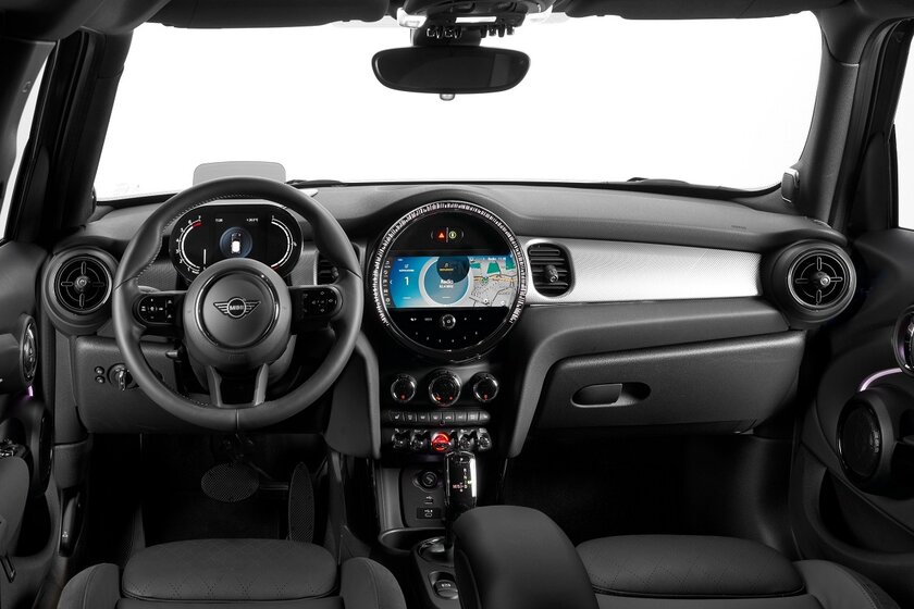 Представлен новый MINI Cooper: 5 дверей, стильные диски и фирменное приложение для смартфона