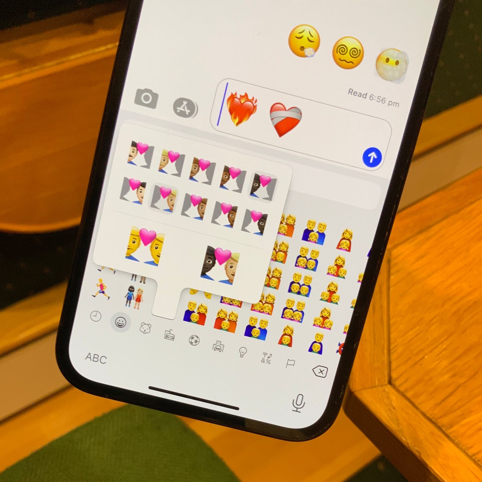 Вакцина вместо крови в шприце: 217 новых смайликов из iOS 14.5 на злобу дня