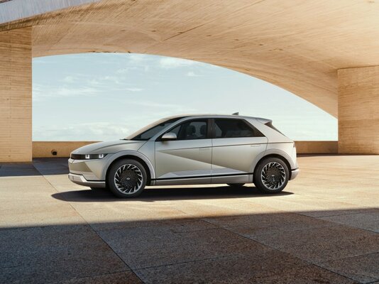 Hyundai официально представил IONIQ 5: запоминающийся SUV с электроприводом