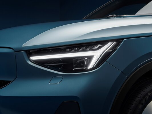 Volvo представила свой второй серийный электромобиль — Volvo C40 Recharge