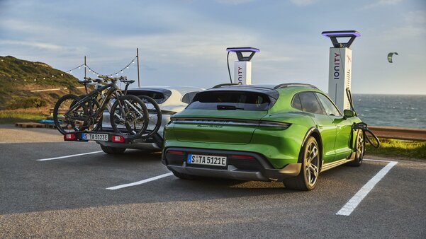 Встречайте, Porsche Taycan Cross Turismo: внедорожная версия конкурента Tesla Model S