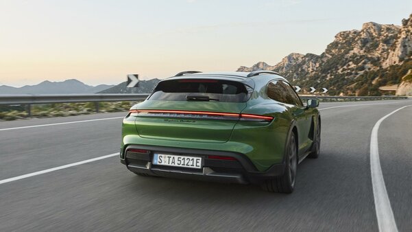 Встречайте, Porsche Taycan Cross Turismo: внедорожная версия конкурента Tesla Model S