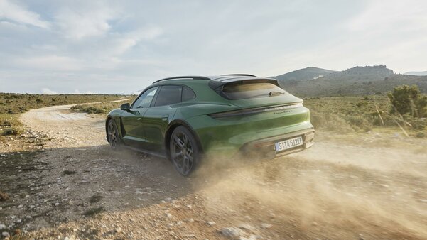 Встречайте, Porsche Taycan Cross Turismo: внедорожная версия конкурента Tesla Model S
