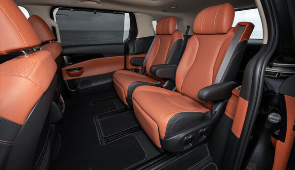 Минивэн KIA Carnival добрался до России: объявлены сроки начала продаж и цены