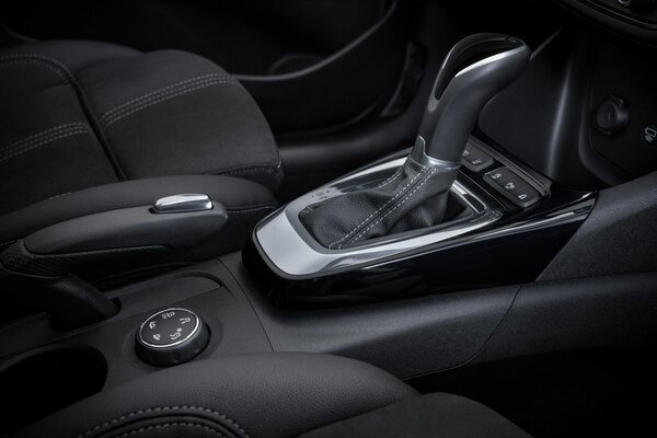 Городской кроссовер Opel Crossland доехал до России: уже известны цены