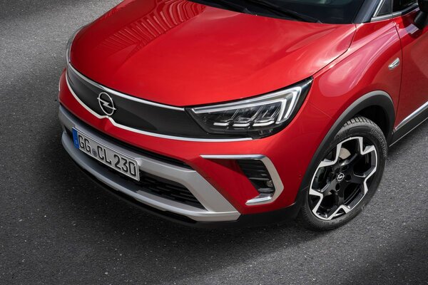 Городской кроссовер Opel Crossland доехал до России: уже известны цены