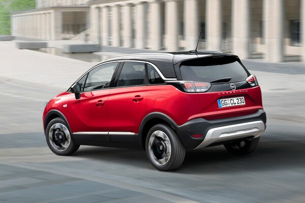 Городской кроссовер Opel Crossland доехал до России: уже известны цены