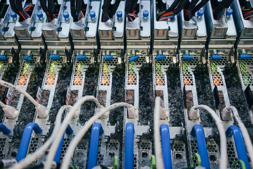 Microsoft будет топить свои серверы в специальной жидкости, чтобы повысить их производительность