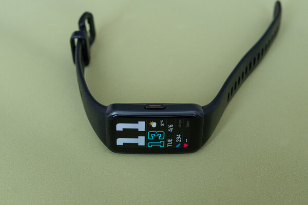 Меньше умных часов, крупнее фитнес-браслета. Обзор HONOR Band 6