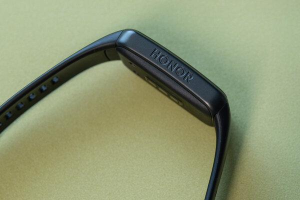 Меньше умных часов, крупнее фитнес-браслета. Обзор HONOR Band 6