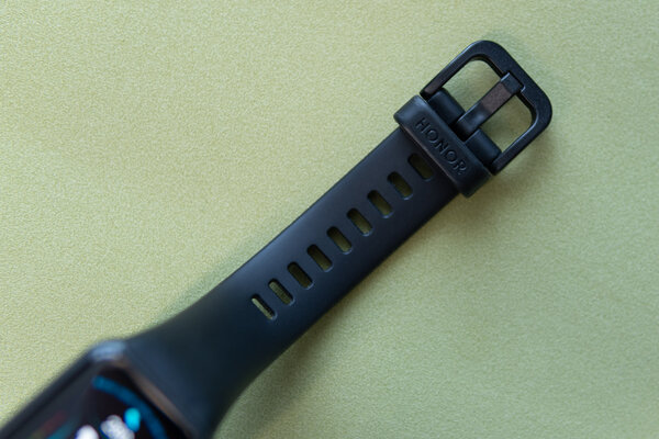 Меньше умных часов, крупнее фитнес-браслета. Обзор HONOR Band 6