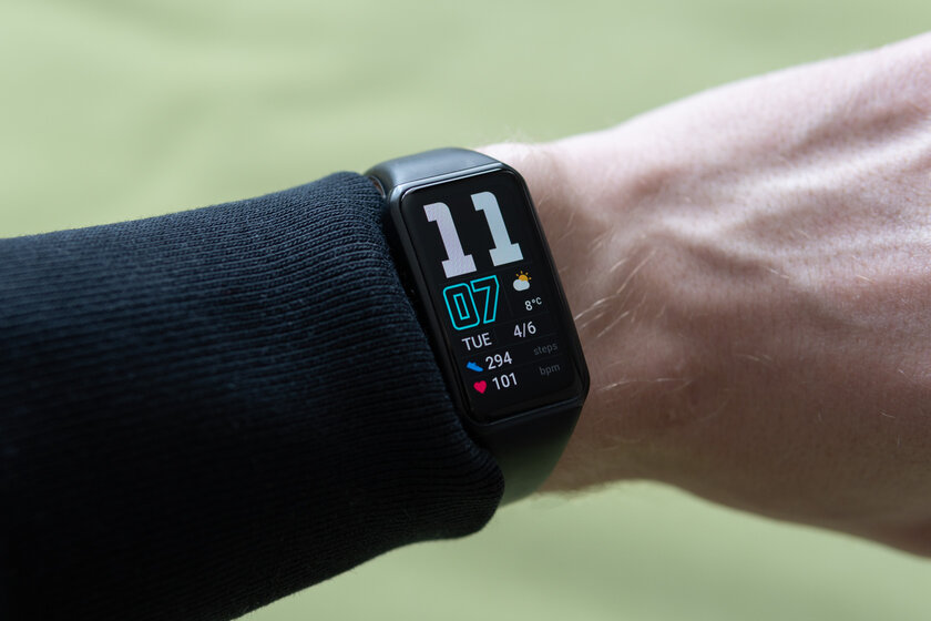 Меньше умных часов, крупнее фитнес-браслета. Обзор HONOR Band 6