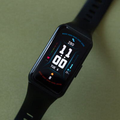 Меньше умных часов, крупнее фитнес-браслета. Обзор HONOR Band 6