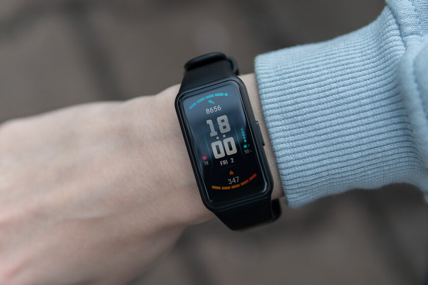 Меньше умных часов, крупнее фитнес-браслета. Обзор HONOR Band 6