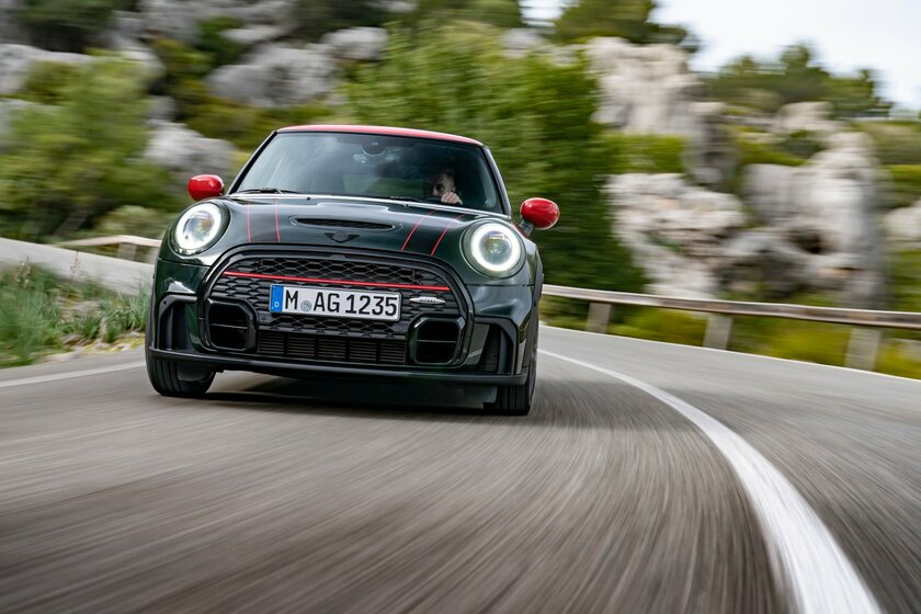 В России представлен новый MINI John Cooper Works: экстремальное удовольствие от вождения