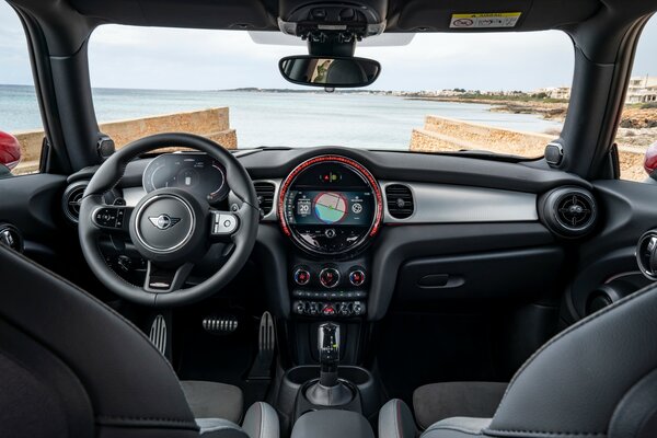 В России представлен новый MINI John Cooper Works: экстремальное удовольствие от вождения