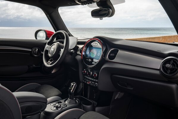 В России представлен новый MINI John Cooper Works: экстремальное удовольствие от вождения