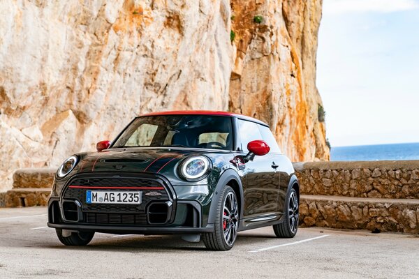 В России представлен новый MINI John Cooper Works: экстремальное удовольствие от вождения