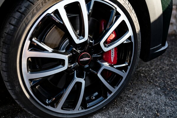 В России представлен новый MINI John Cooper Works: экстремальное удовольствие от вождения