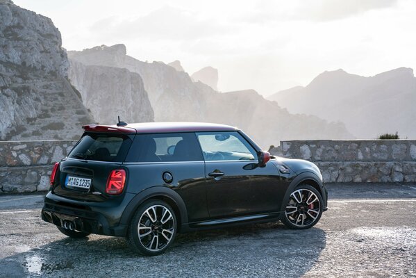 В России представлен новый MINI John Cooper Works: экстремальное удовольствие от вождения