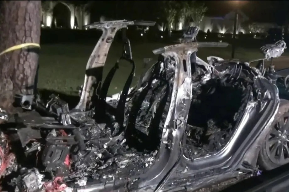 Tesla на автопилоте врезалась в дерево. Двое человек погибли