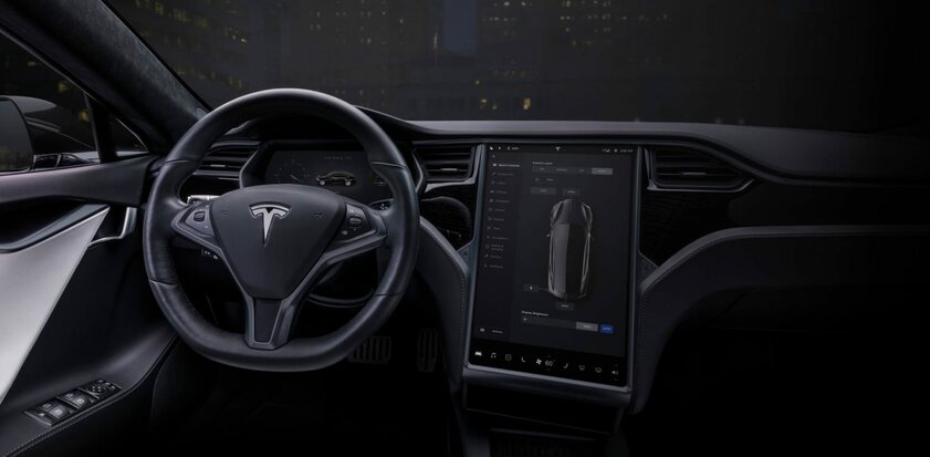 Tesla на автопилоте врезалась в дерево. Двое человек погибли