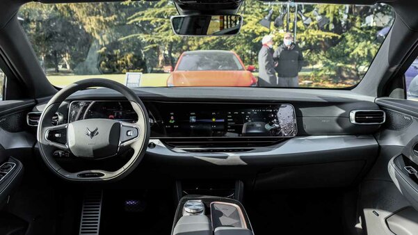 Huawei и BAIC представили электромобиль на HarmonyOS и с автопилотом