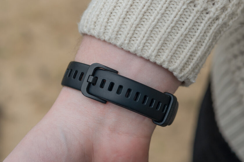 Удобнее браслета, компактнее часов: обзор Huawei Band 6