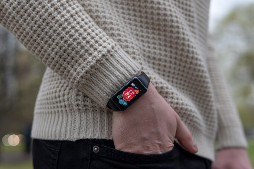 Удобнее браслета, компактнее часов: обзор Huawei Band 6