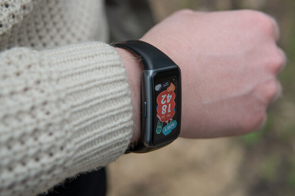 Удобнее браслета, компактнее часов: обзор Huawei Band 6