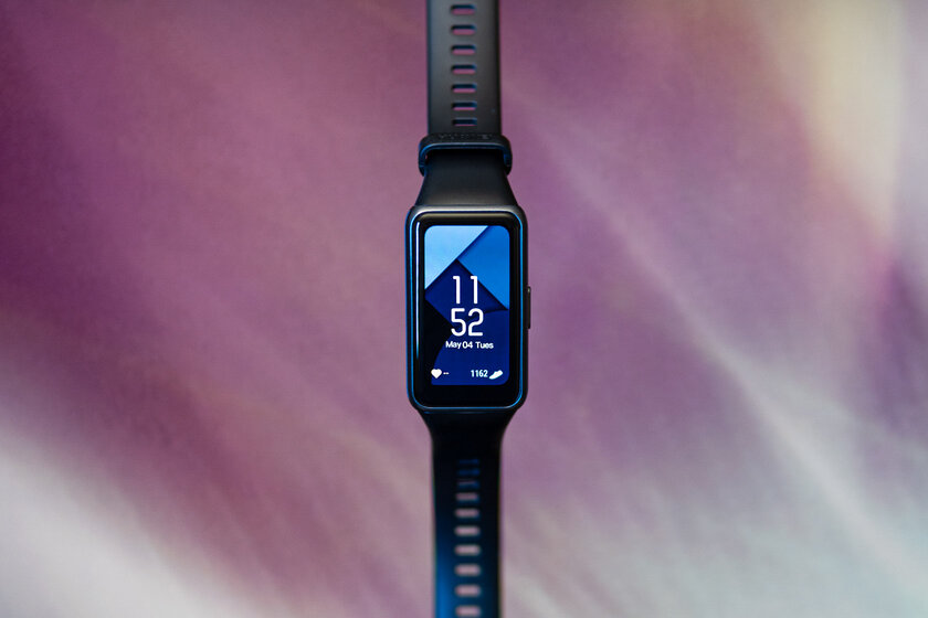 Удобнее браслета, компактнее часов: обзор Huawei Band 6