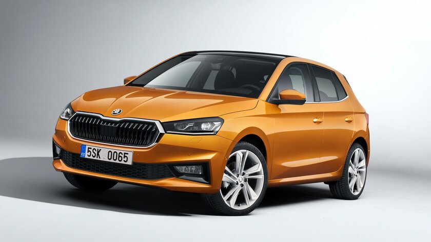Новая Skoda Fabia получила панорамную крышу и стала просторнее. Появится ли в России?