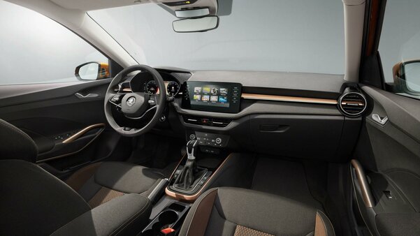 Новая Skoda Fabia получила панорамную крышу и стала просторнее. Появится ли в России?