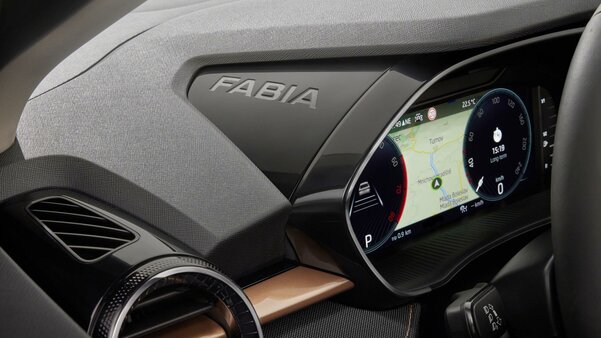 Новая Skoda Fabia получила панорамную крышу и стала просторнее. Появится ли в России?