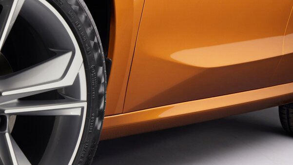 Новая Skoda Fabia получила панорамную крышу и стала просторнее. Появится ли в России?