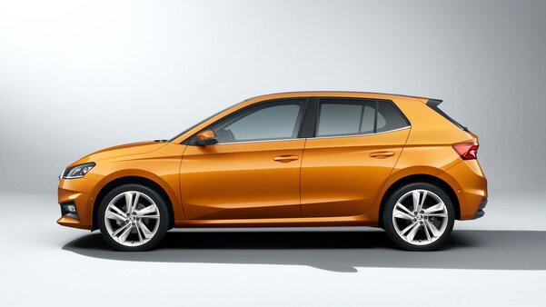 Новая Skoda Fabia получила панорамную крышу и стала просторнее. Появится ли в России?