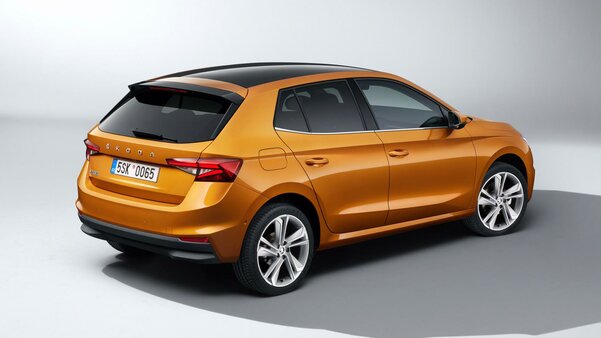 Новая Skoda Fabia получила панорамную крышу и стала просторнее. Появится ли в России?