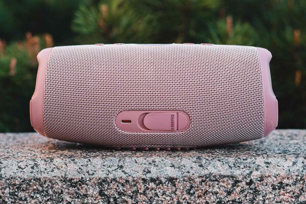 Летом эта колонка будет у всех. Обзор JBL Charge 5: до 20 часов без подзарядки
