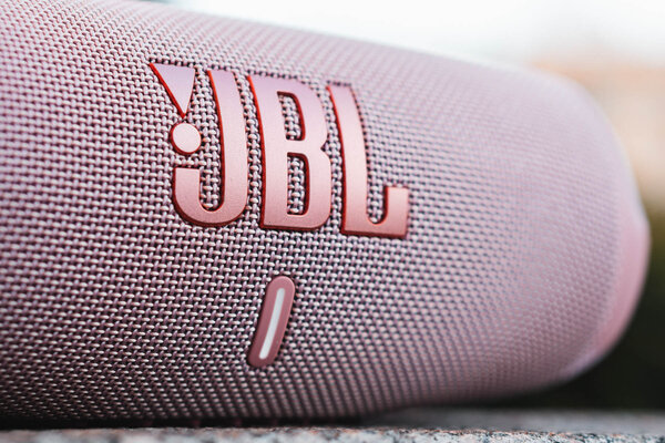 Летом эта колонка будет у всех. Обзор JBL Charge 5: до 20 часов без подзарядки