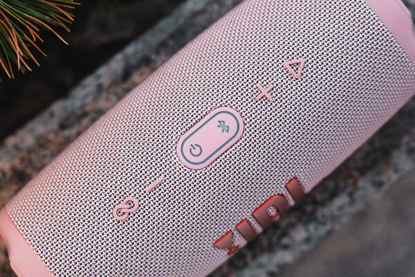 Летом эта колонка будет у всех. Обзор JBL Charge 5: до 20 часов без подзарядки